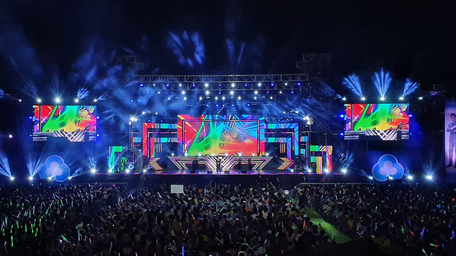 Outdoor stage LED display with high-brightness modules