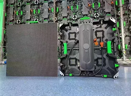 Fast-lock design of indoor rental LED display for one-man installation