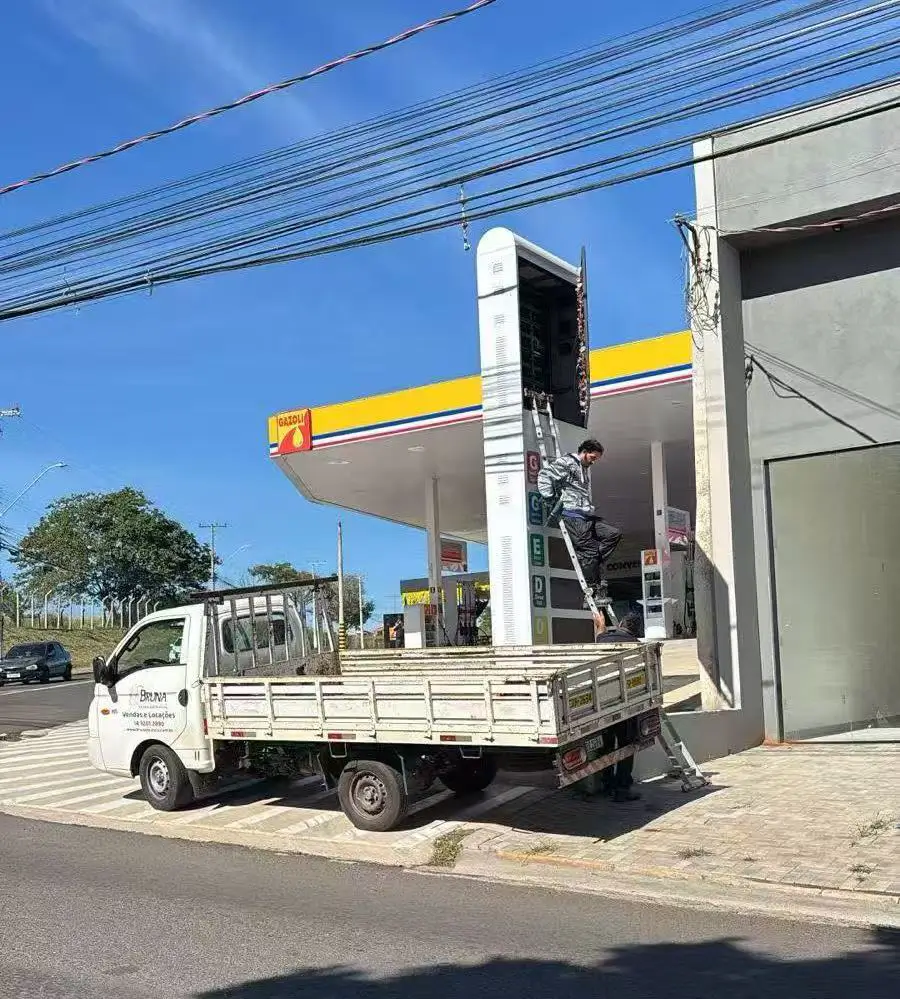 brazil-gas-station-p5-led-totem-structural-frame-installation-with-crane.webp