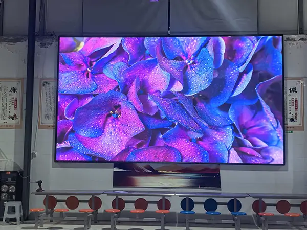 5.21m x 2.97m P2.5 indoor LED display video wall installed in a school cafeteria.webp