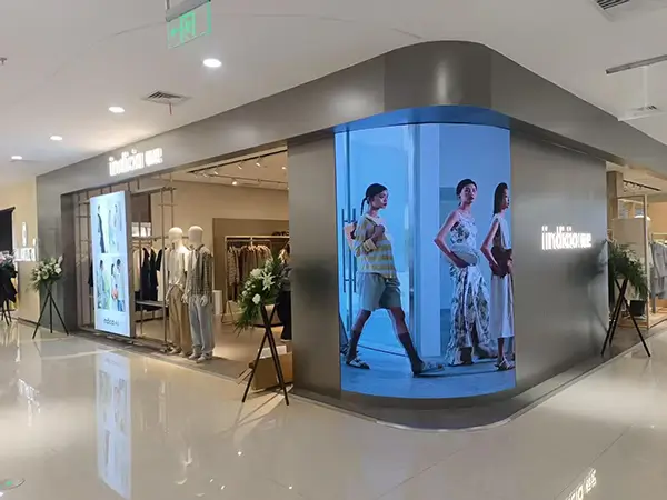 Flexible LED video wall wrapping a curved retail structure with smooth surface integration for indoor applications
